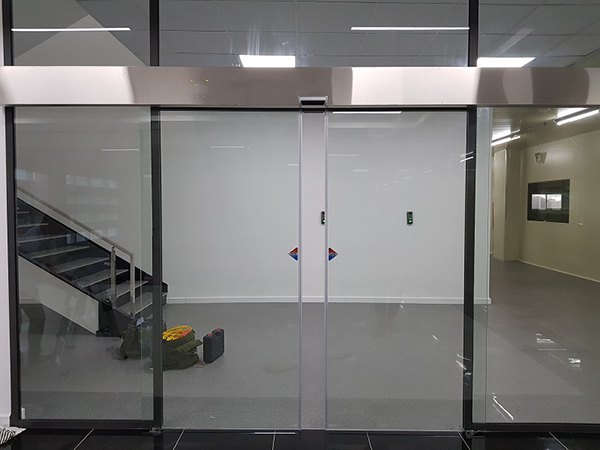 Vách kính cường lực cửa lùa 4 cánh