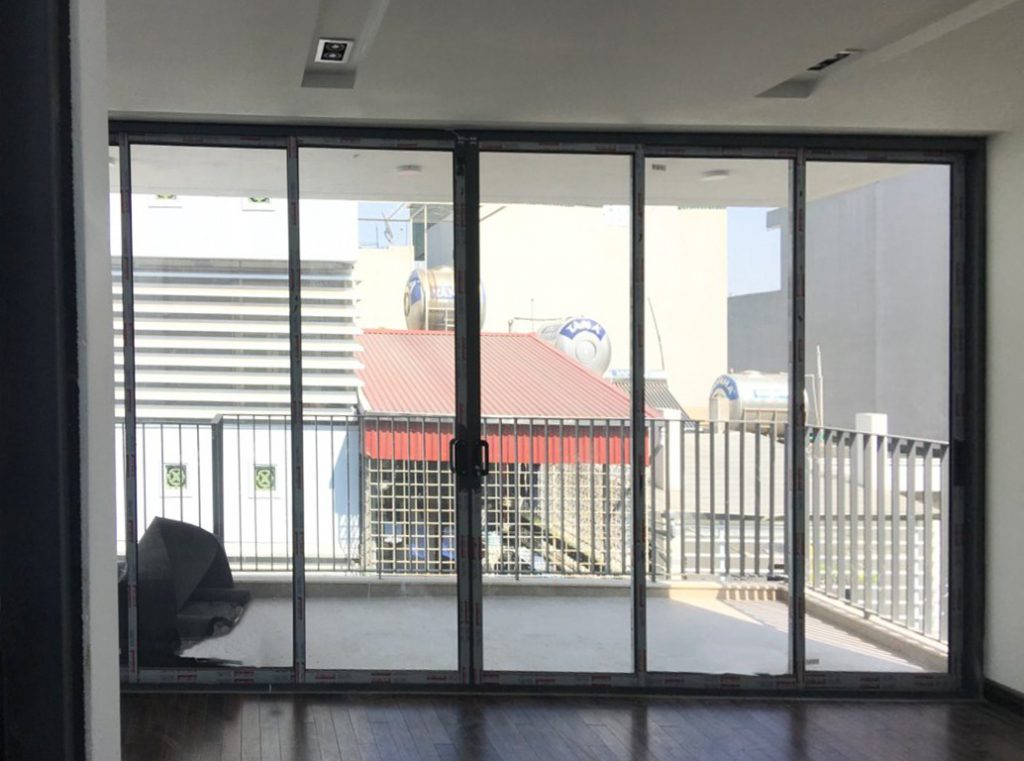 Vách kính cường lực cửa lùa 6 cánh